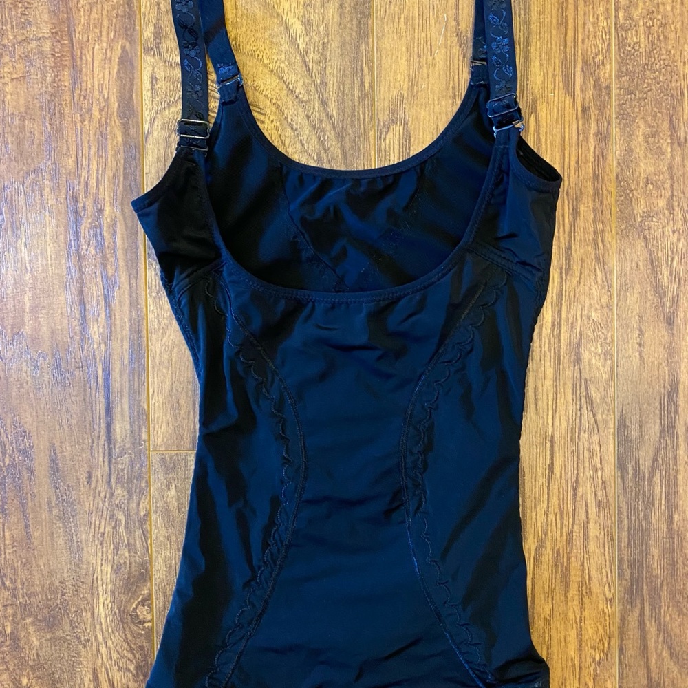 Black under bust shape wear with straps and lacy flower detail stitching
